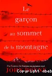 Le garon au sommet de la montagne